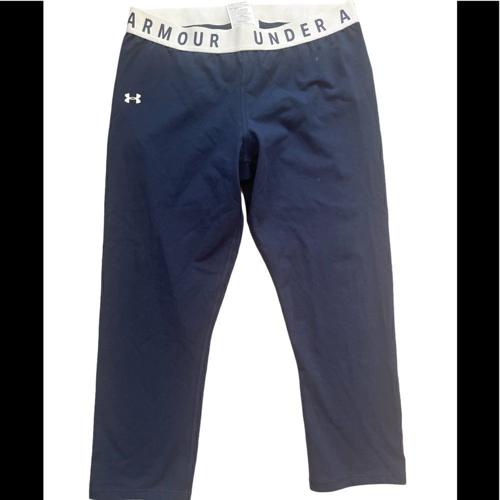 𝅺New with tags Under Armour crop fitted navy blue leggings size L